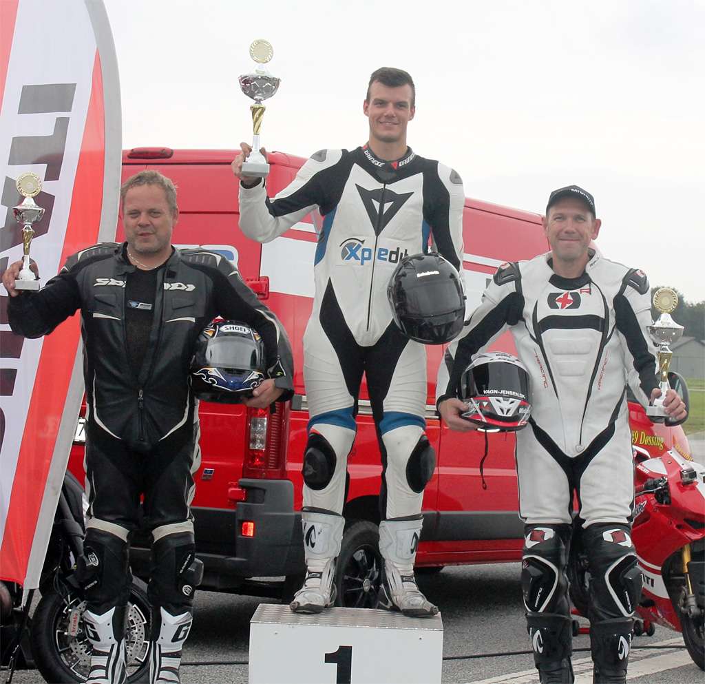 Vinder af Zenergy Super Challenge SuperBike: i midten Simon Tirsgaard. Til højre Nr. 2 René Prang. Til venstre nr. 3 Lars Nielsen.